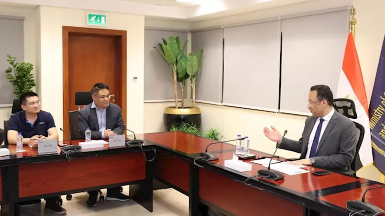 وزير الاتصالات يبحث مع شركة هونر خطط تصنيع الهواتف في مصر